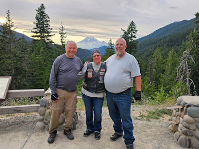 Jeff, Penny, Layne and Mt Rainier.